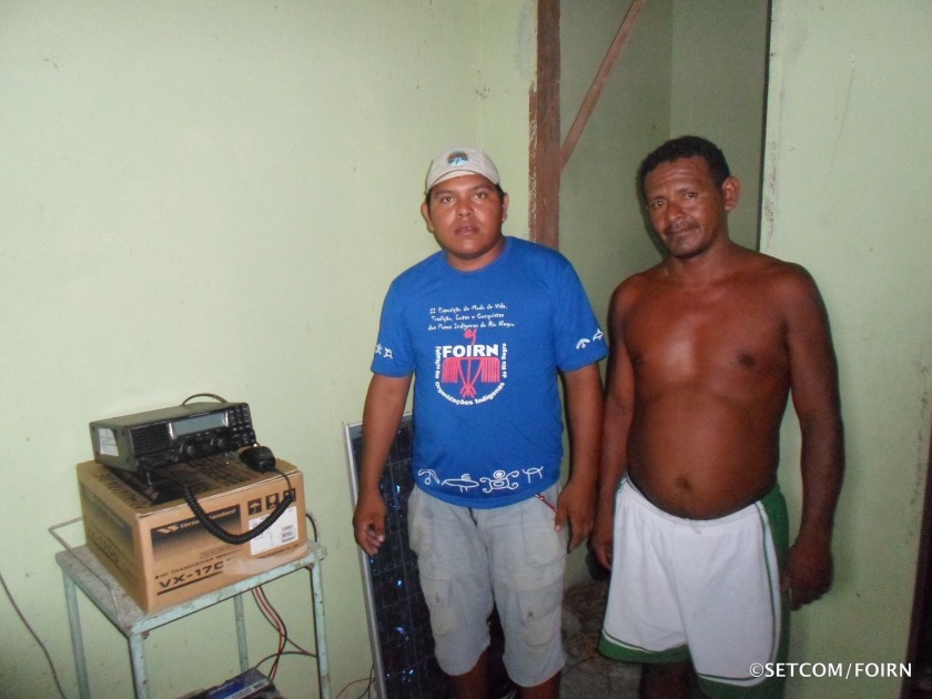 Na foto Diretor Marivelton Barroso e Rivelino Assunção Lopes da comunidade de Maricota/Baixo Rio Negro, onde uma estação de radiofonia foi instalada.
