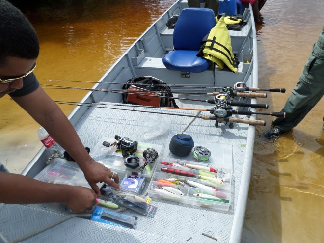 Apetrechos de Pesca Esportiva que se encontravam ilegalmente dentro da Terra Indígena. Foto: FUNAI