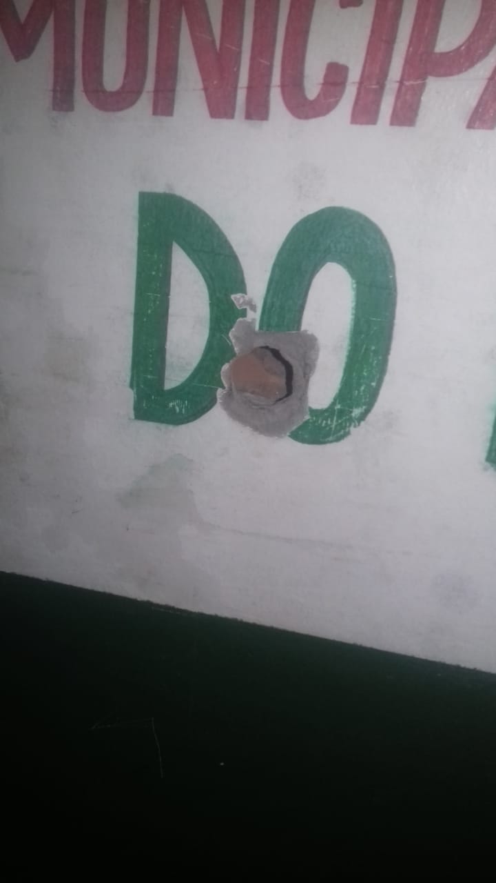 Marca de bala disparada contra a escola da comunidade de Tabocal do Uneuixi