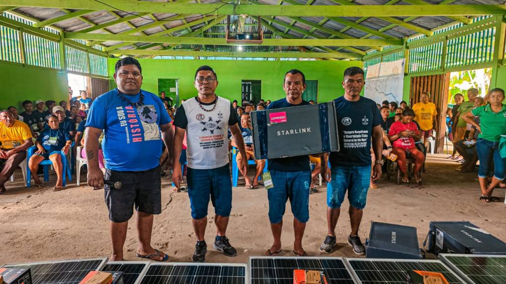 A Foirn continua entregando kit de energia solar e internet via satélite para a calha do Alto Rio Negro e Xié
